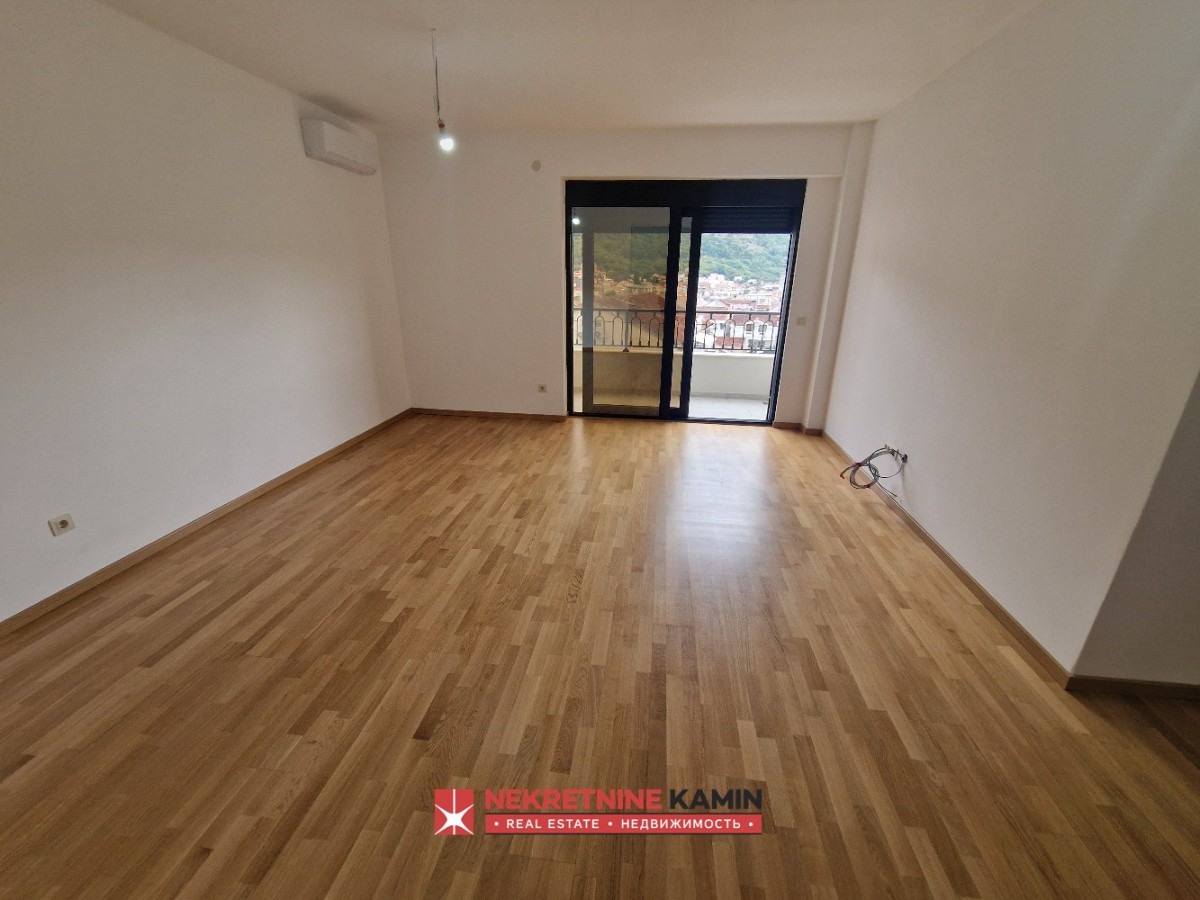 Trosoban stan sa dva kupatila, nova zgrada, Budva, Rozino